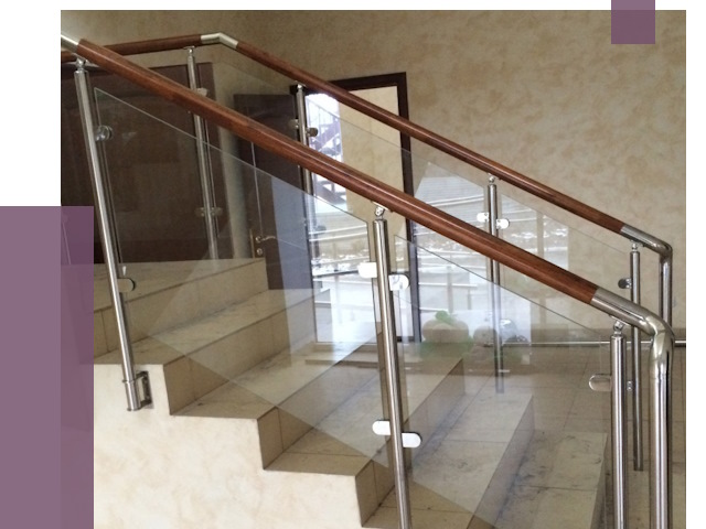 Комбинированные перила из металла и дерева в Тайшете